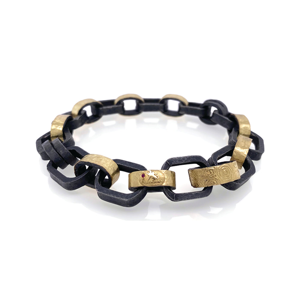 Cushion link bracelet in 18k yellow gold and Oxidized sterling silver