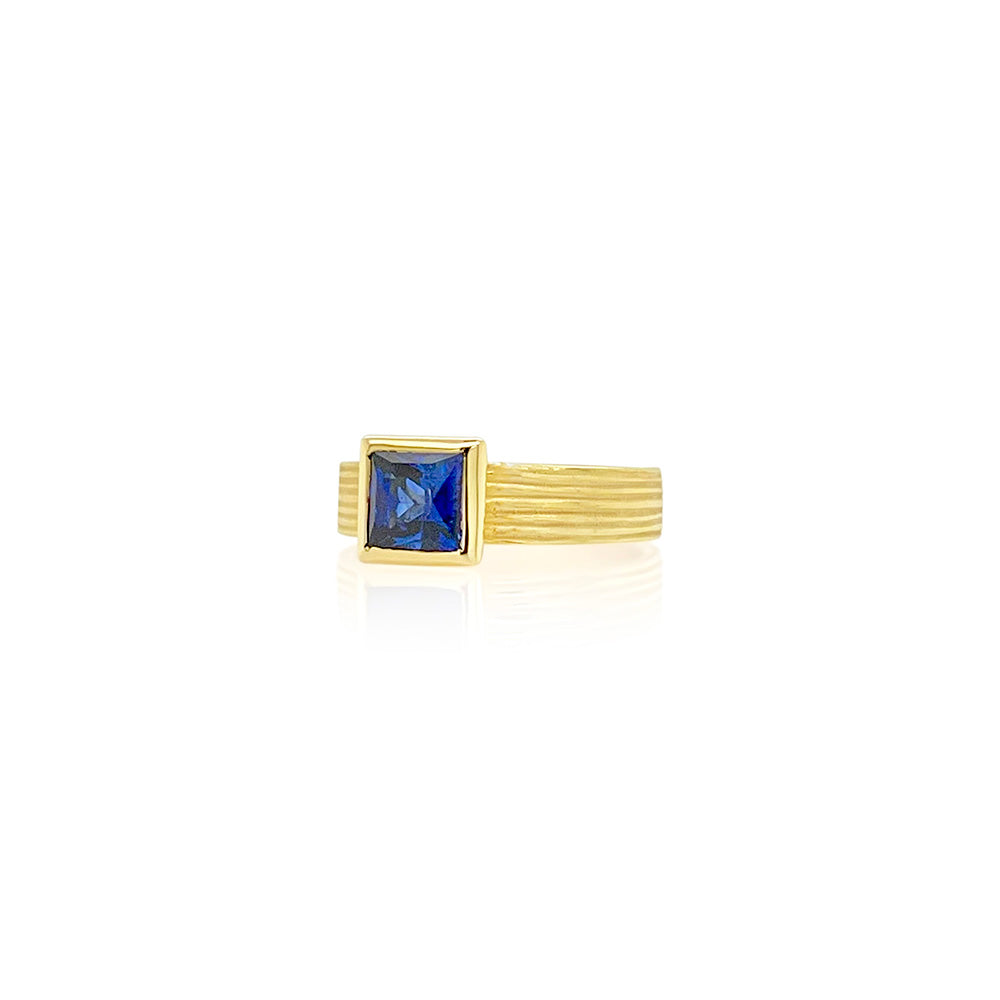 fluted ring with blue sapphire