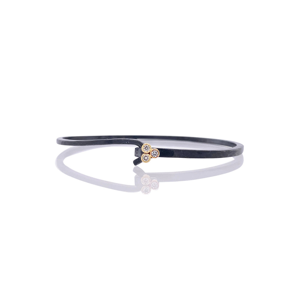 hook bracelet with 3 harmony diamonds