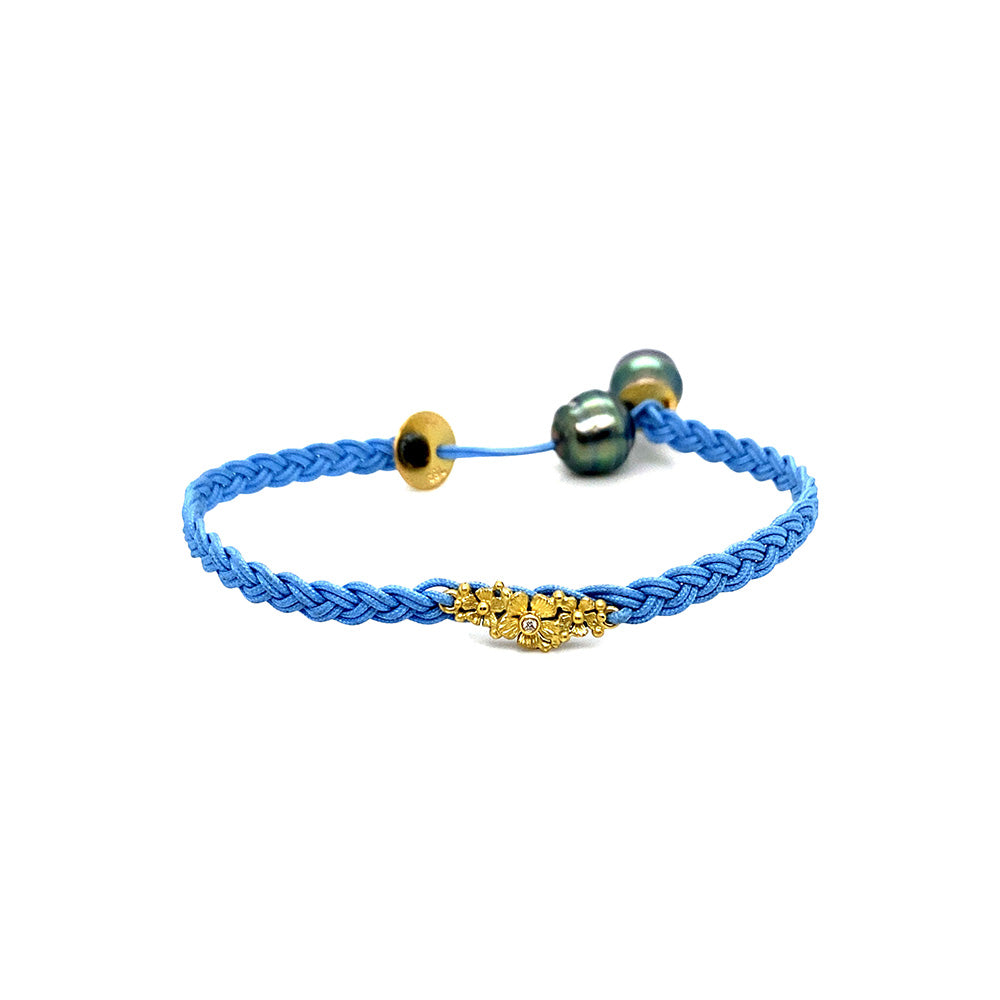 Braided flower bracelet in blue with tahitian pearls