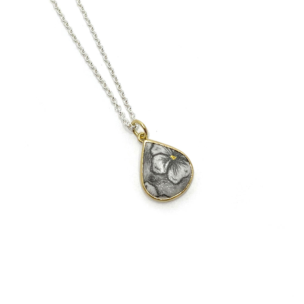 viola tear drop pendant in 18k yellow gold