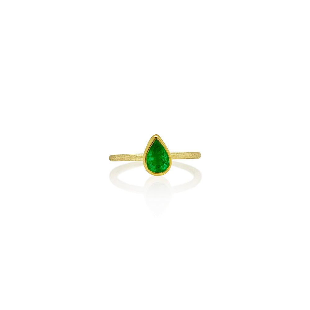 tear drop-shaped faceted emerald stacking ring