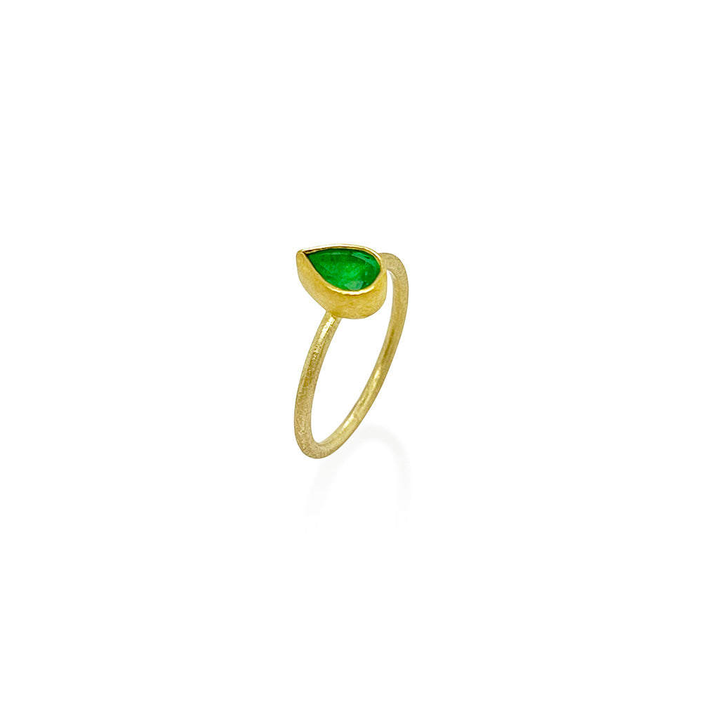tear drop-shaped faceted emerald stacking ring