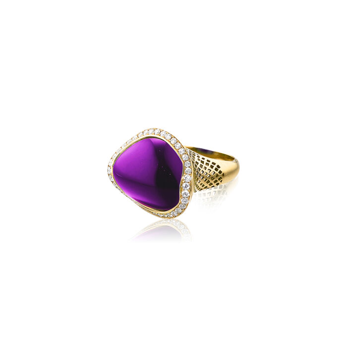 18k Gold and amethyst ring with pavé diamond surround