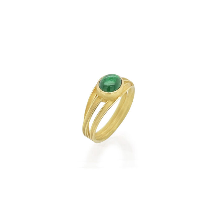 3 ribbon ring with cabochon emerald