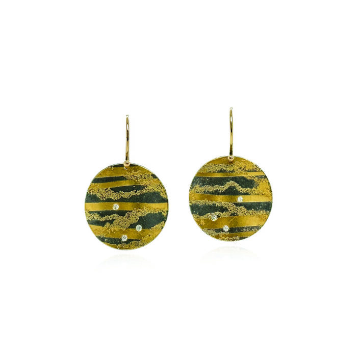 Horizontal linear disc earrings