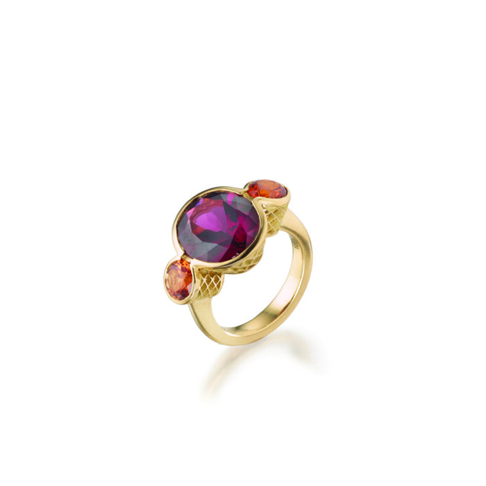 Scallop ring with garnets
