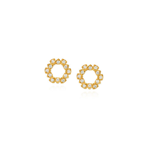 18k yellow gold circular stud earrings with vs diamonds, 0.77 cttw, pavé-set in adjoining trillion settings. Earrings are 9/16" in diameter (15mm).