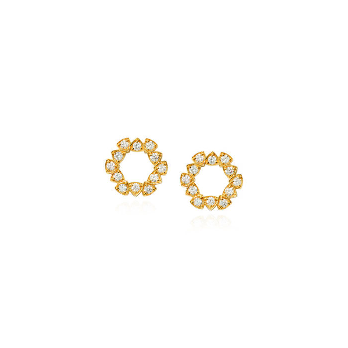 18k yellow gold circular stud earrings with vs diamonds, 0.77 cttw, pavé-set in adjoining trillion settings. Earrings are 9/16" in diameter (15mm).