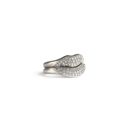 Pair of Lips rings in platinum with pavé-set, vs white (G) diamonds, 0.64cttw. Ring size 8.25