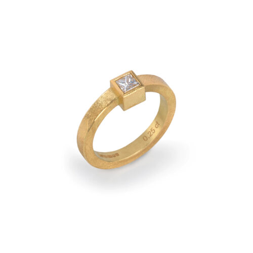 18k yellow gold square ring with an offset princess cut white diamond, 0.25ct, 4mm x 4mm. Ring size 6.5.